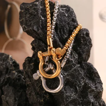 Ella - U-Shaped Pendant Necklace