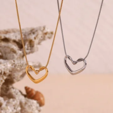 Alicia - Hollow Heart Pendant Necklace